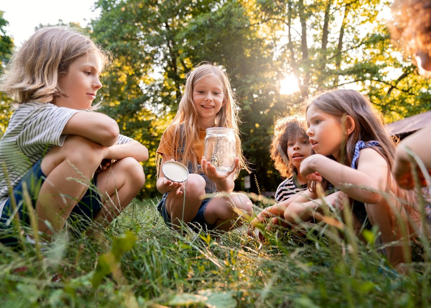 voll-geschossene-kinder-sitzen-auf-gras_23-2149668744